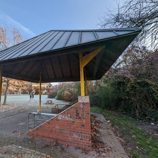 Der Pavillon auf dem Spielplatz am Gustav-Stresemann-Ring.