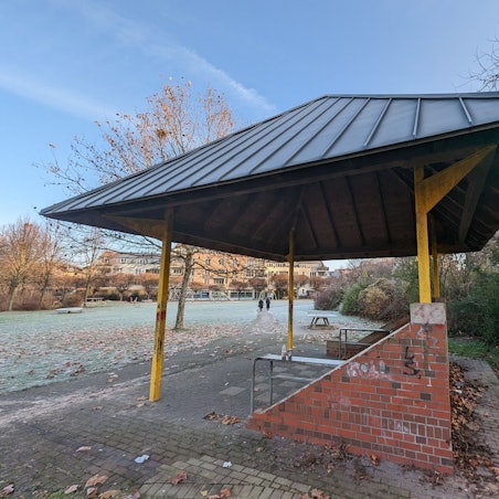 Der Pavillon auf dem Spielplatz am Gustav-Stresemann-Ring.
