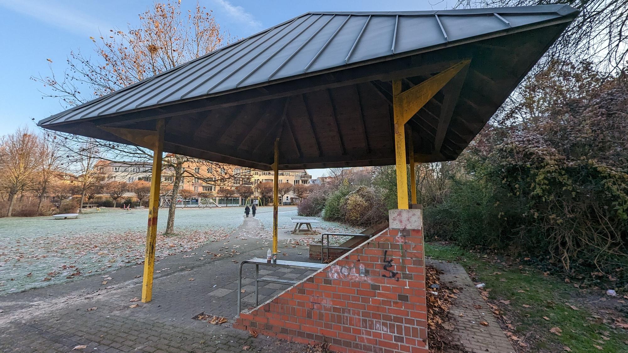 Der Pavillon auf dem Spielplatz am Gustav-Stresemann-Ring.