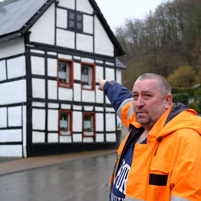 Stephan Grund zeigt auf ein denkmalgeschütztes Haus in Mechernich Eiserfey.
