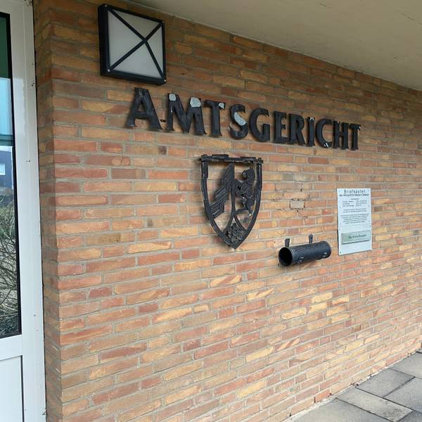 Das Gebäude des Amtsgerichtes Bergisch Gladbach liegt unterhalb von Schloss Bensberg.