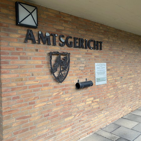 Das Gebäude des Amtsgerichtes Bergisch Gladbach liegt unterhalb von Schloss Bensberg.