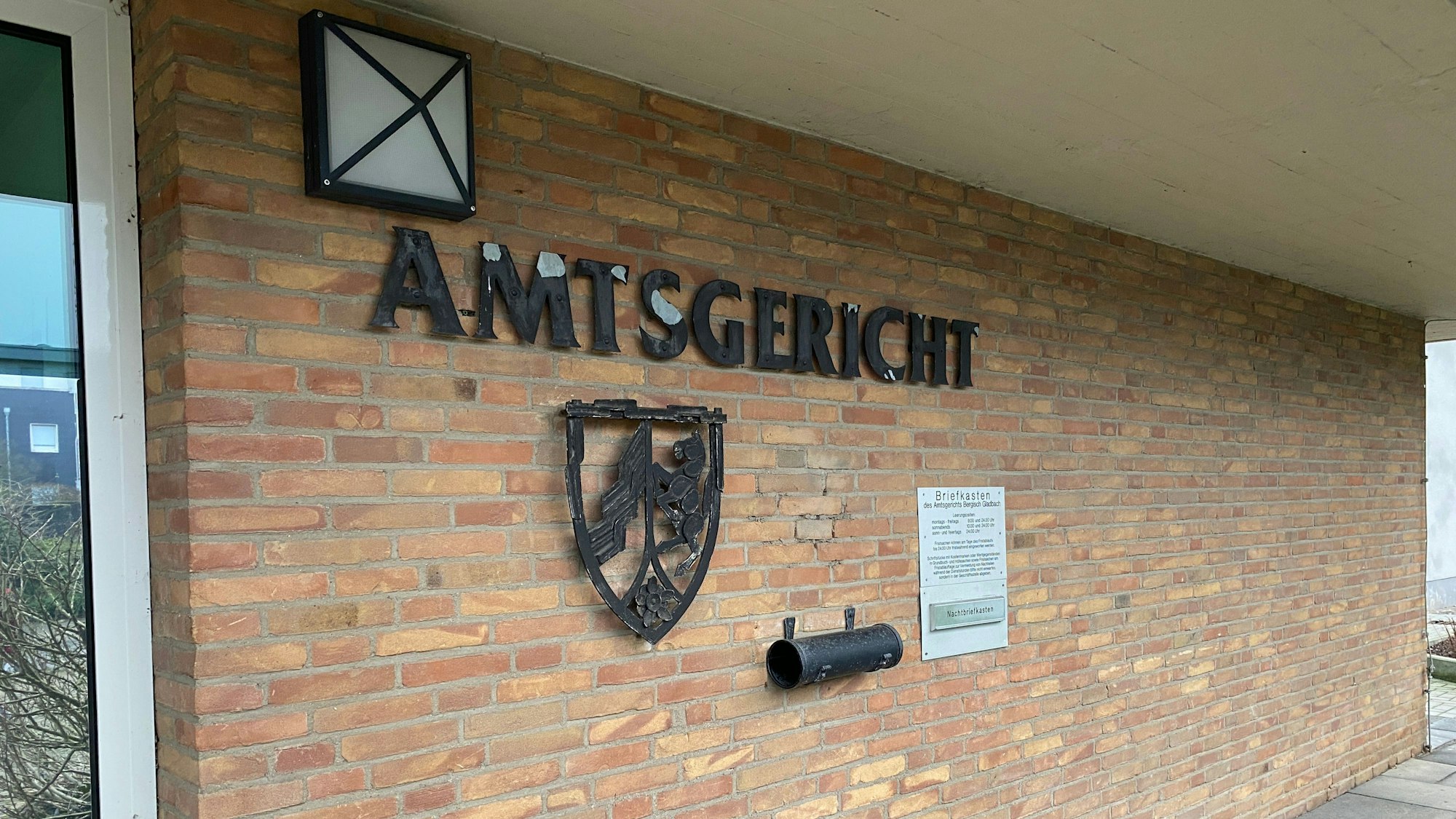 Die verklinkerte Wand mit der Aufschrift „Amtsgericht“ und dem Wappen.