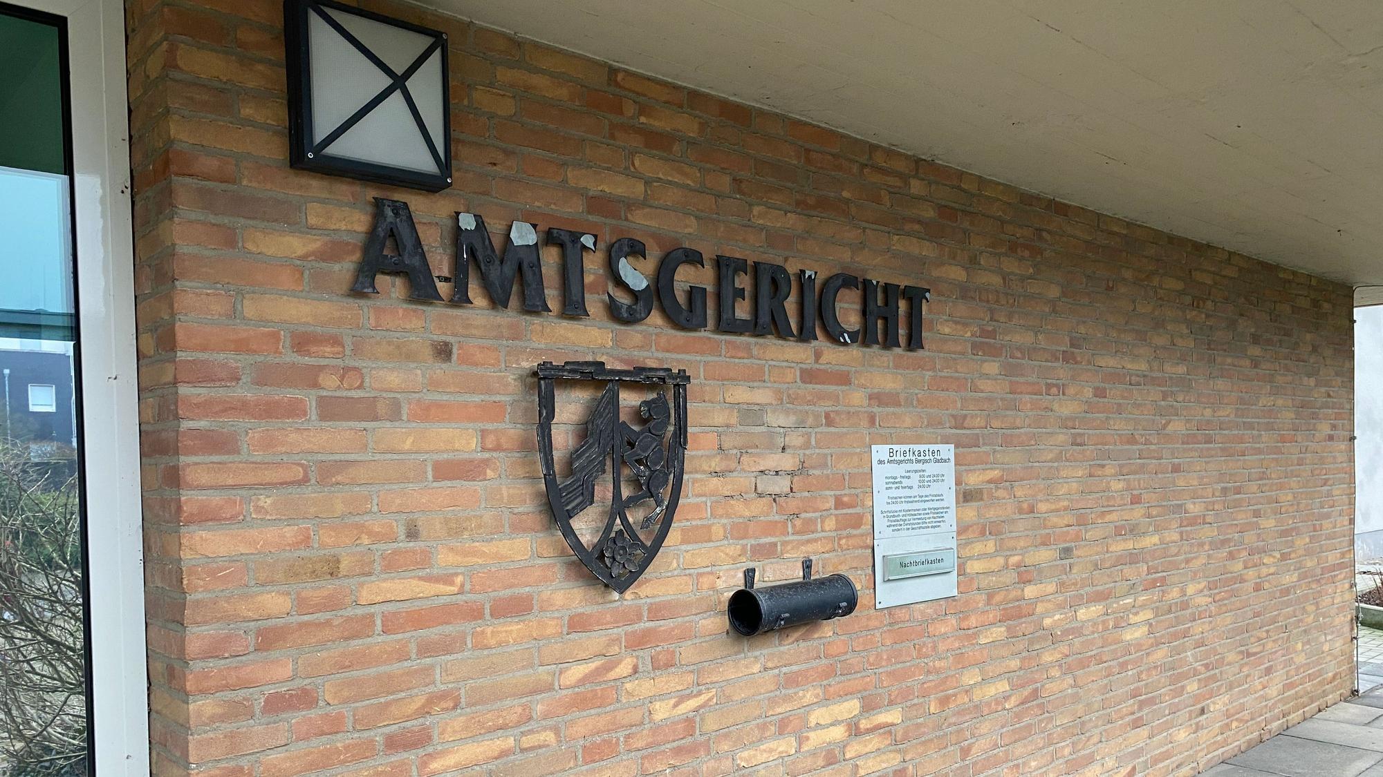 „Amtsgericht“ steht auf einer verklinkerten Wand.