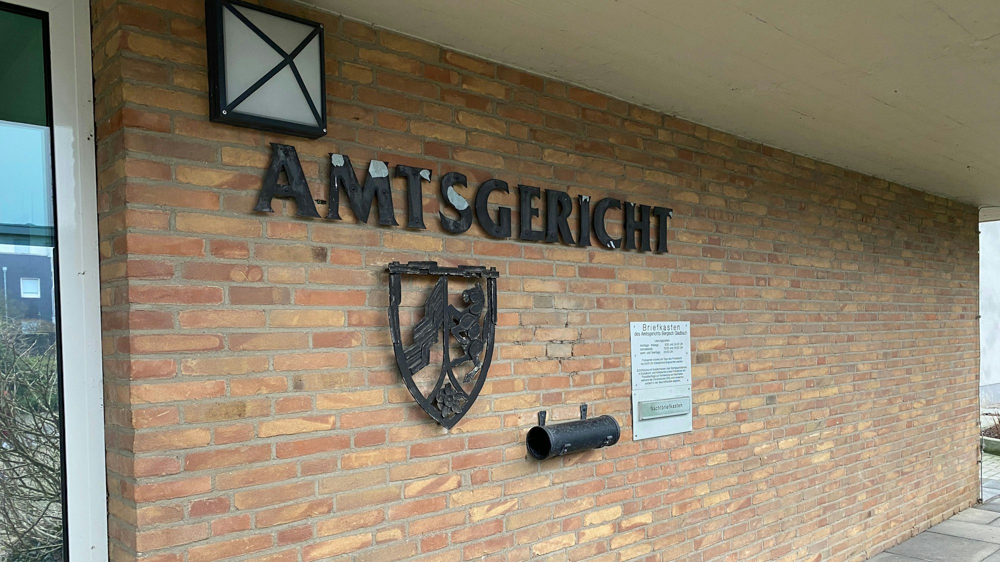„Amtsgericht“ steht auf einer verklinkerten Wand.
