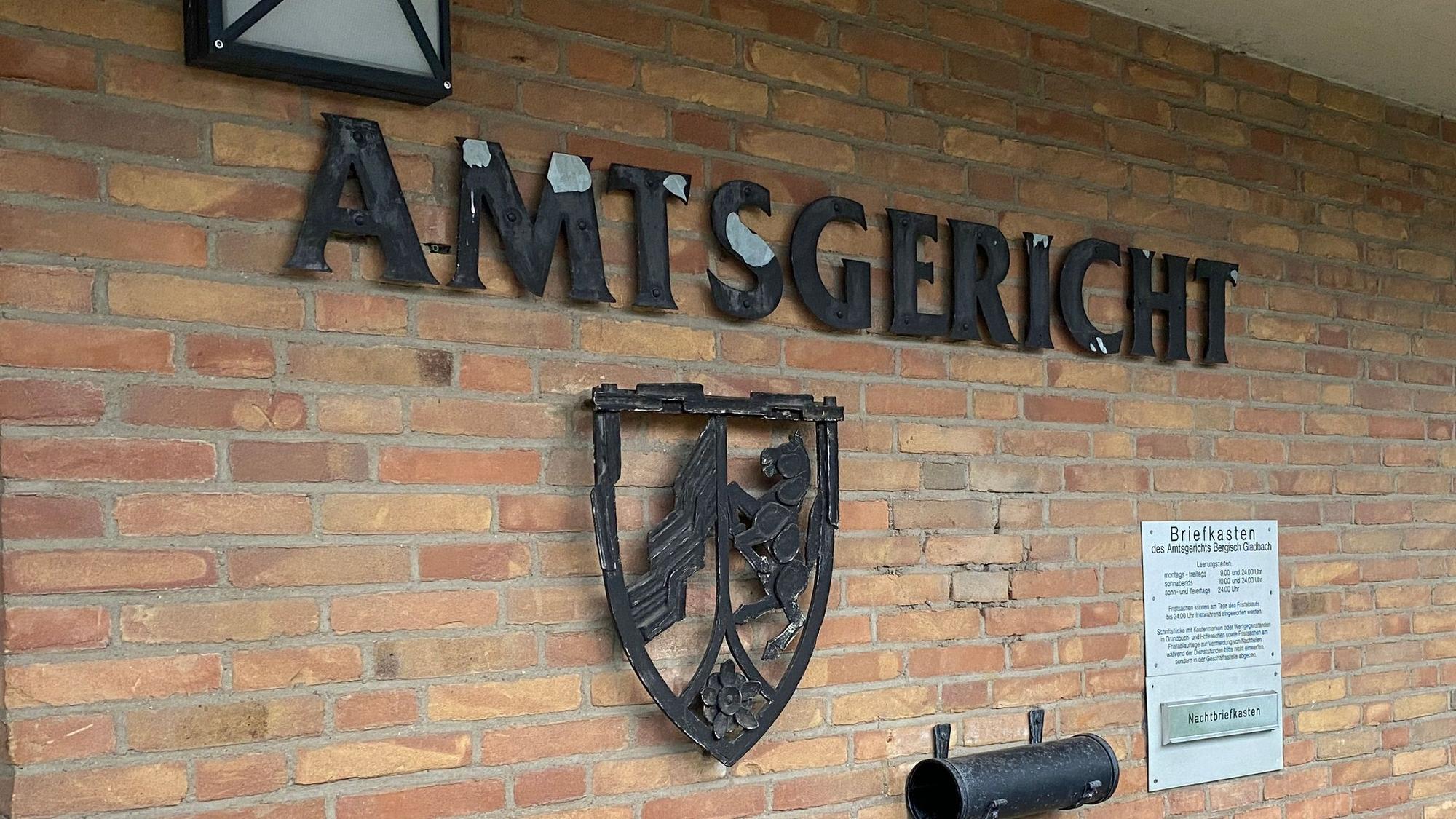 Das Gebäude vom Amtsgericht Bergisch Gladbach ist schmucklos und liegt auch im Winter unterhalb der prachtvollen Landmarke von Schloss Bensberg