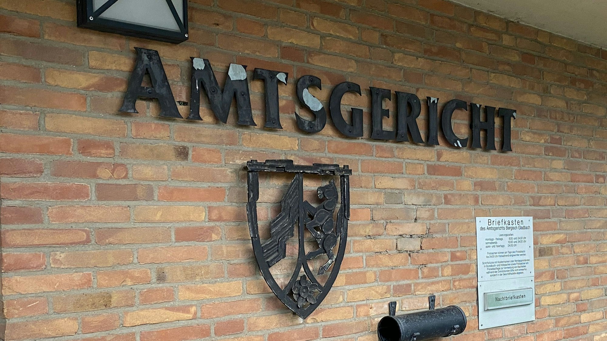 Das Gebäude vom Amtsgericht Bergisch Gladbach ist schmucklos und liegt auch im Winter unterhalb der prachtvollen Landmarke von Schloss Bensberg