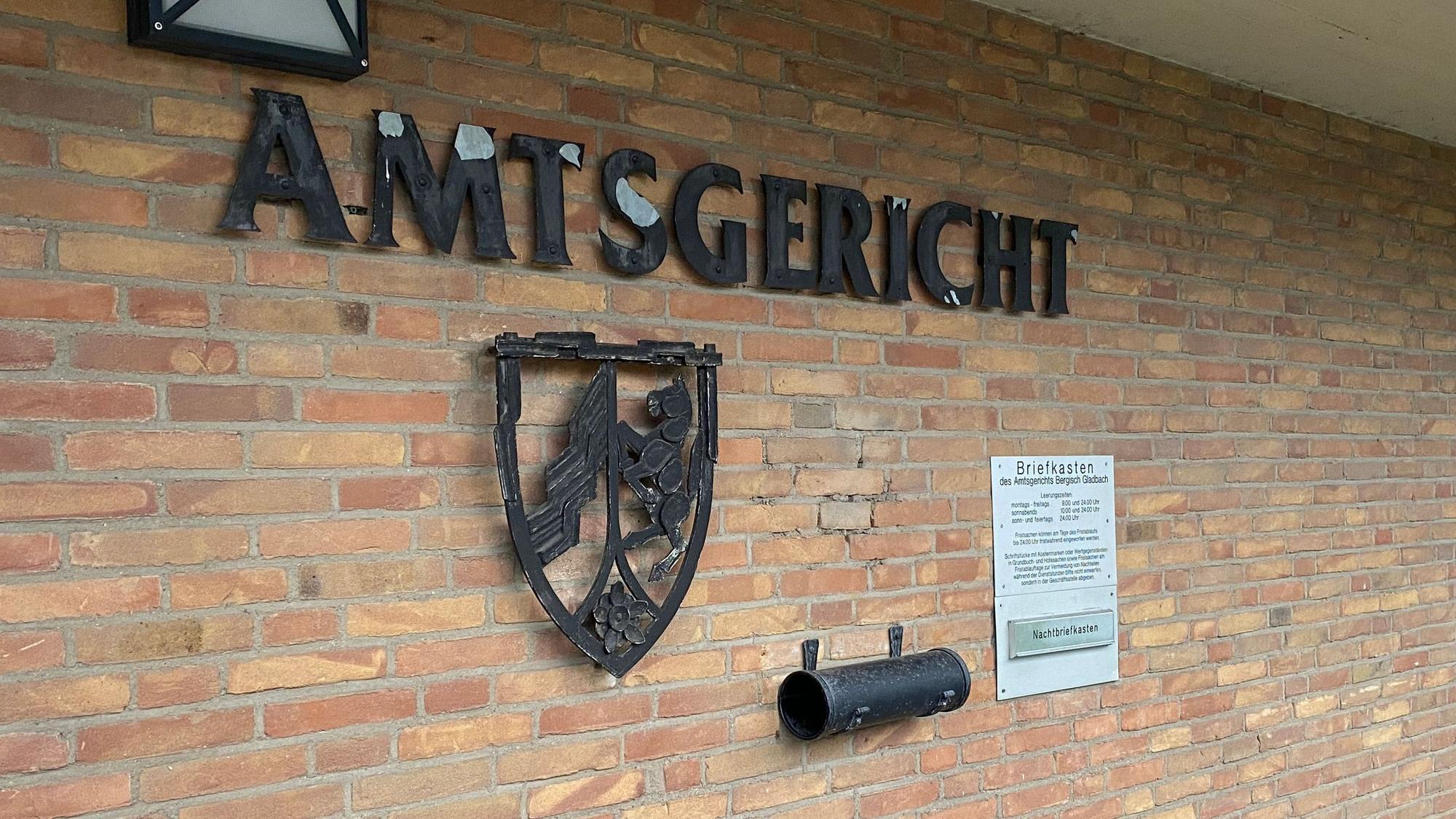 Das Gebäude des Amtsgerichtes Bergisch Gladbach liegt unterhalb von Schloss Bensberg.