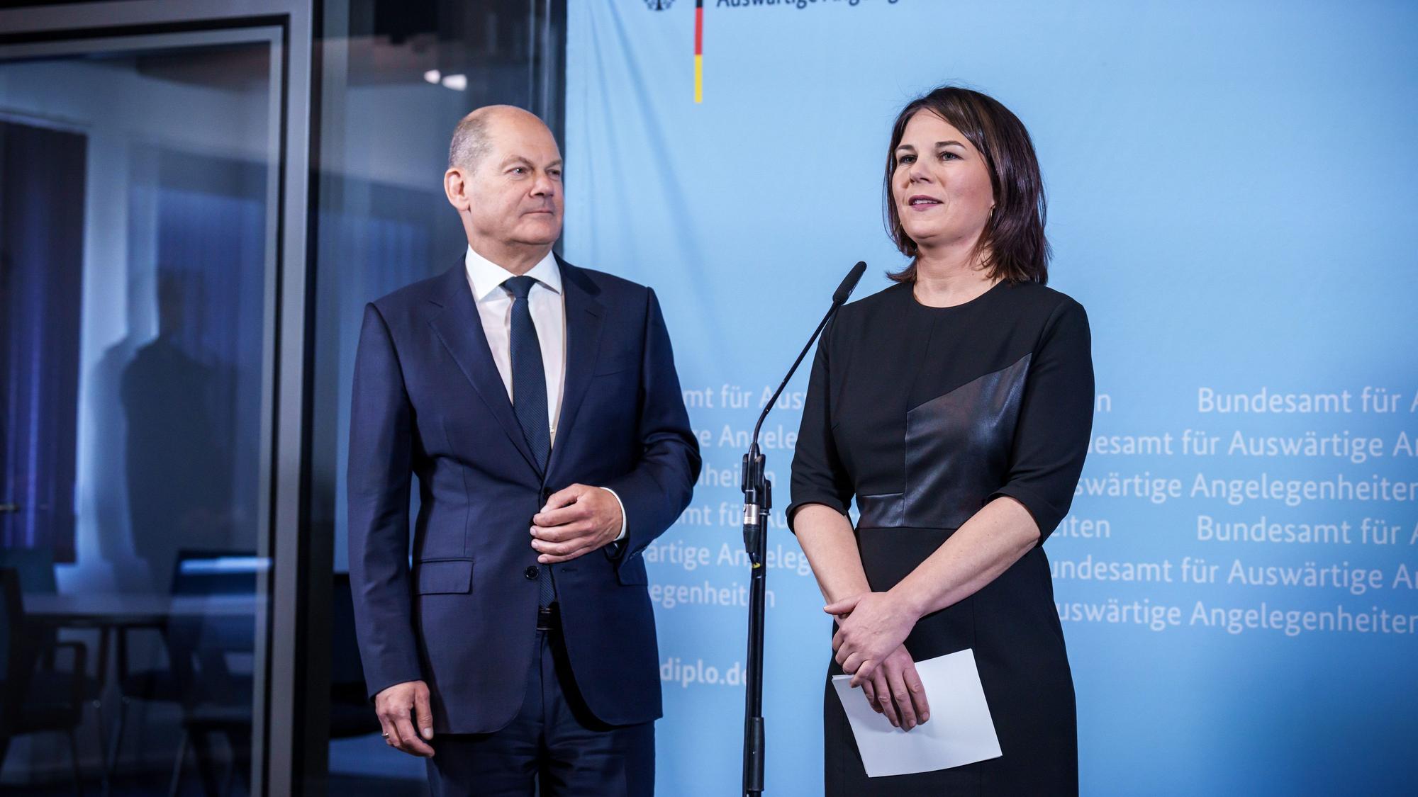 Bundeskanzler Olaf Scholz (SPD) steht neben Annalena Baerbock (Bündnis90/Die Grünen), Außenministerin, beim Pressestatement im Bundesamt für Auswärtige Angelegenheiten.