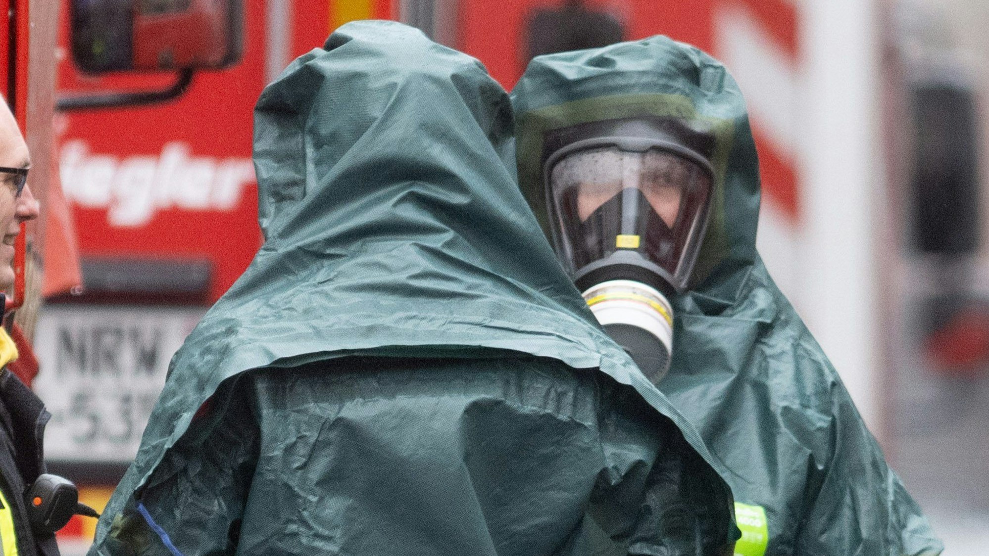 Spezialkräfte der Feuerwehr in Schutzanzügen nach dem Einsatz in Castrop-Rauxel.