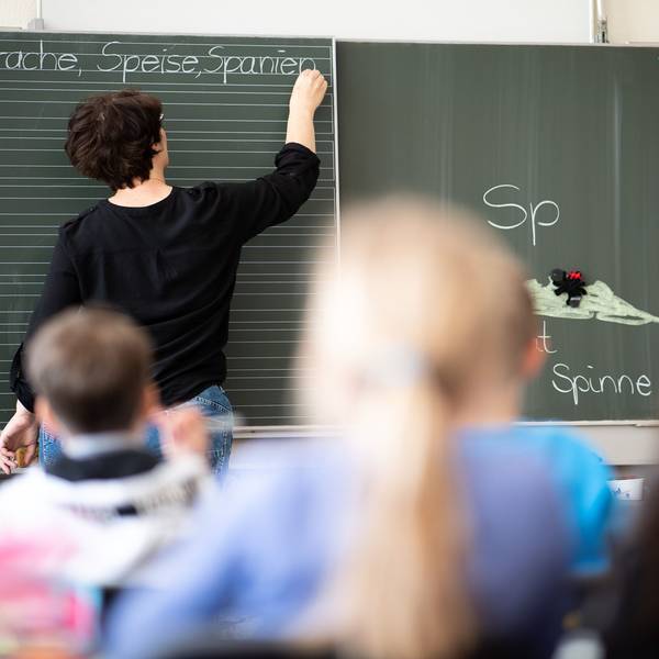 Grundschüler sitzen in ihrer Schule im Unterricht (Symbolbild).