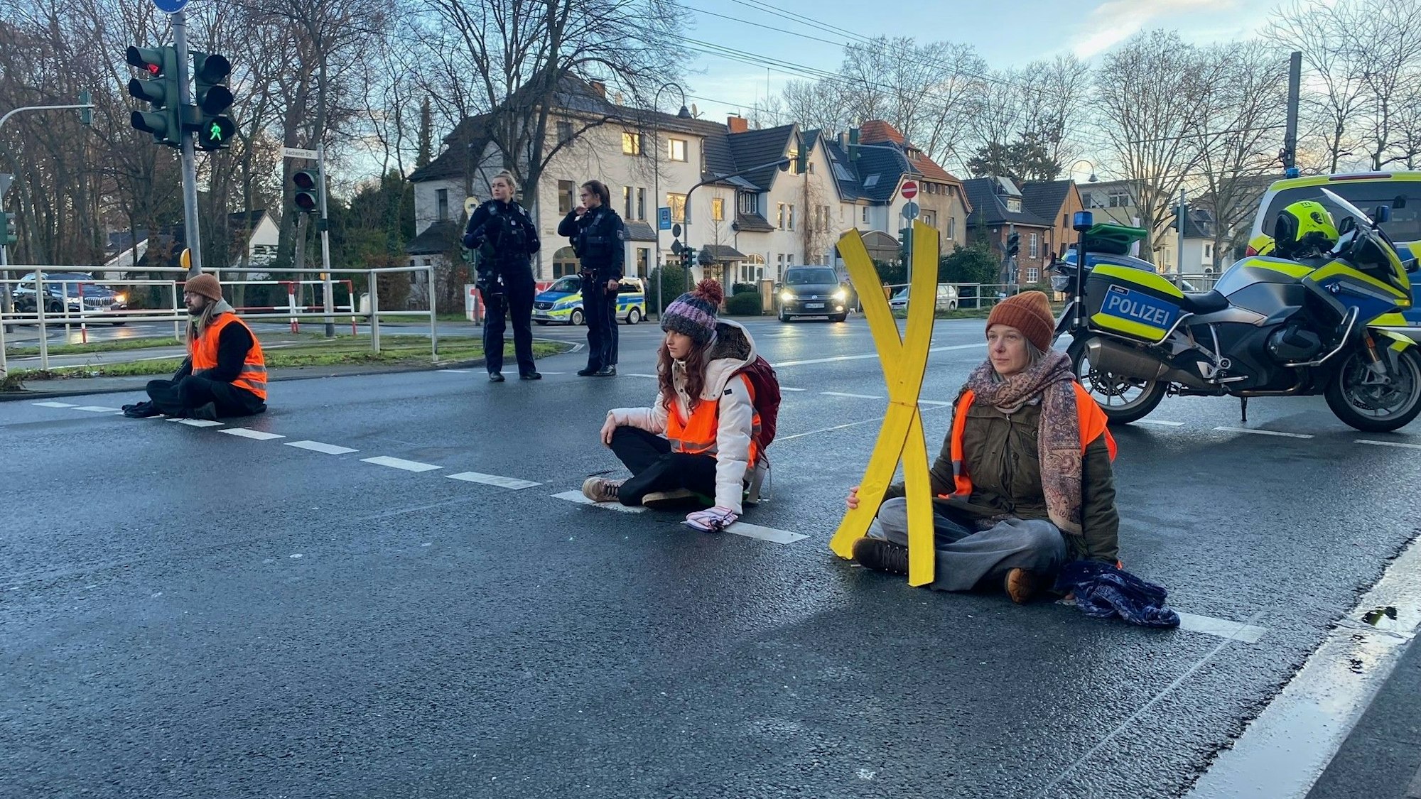Die Klimaaktivisten der „Letzten Generation“ auf der Aachener Straße.