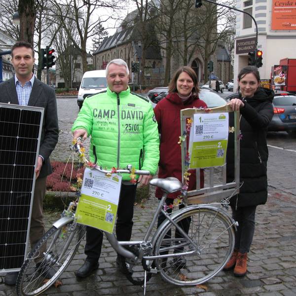 Beigeordnete Iris Prinz-Klein, Thorsten Schmidt von der Energieagentur Rhein-Sieg, Bürgermeister Rainer Viehof, Klimamanagerin Sophia Schneider und Katja Naefe vom Zukunftsnetz Mobilität.