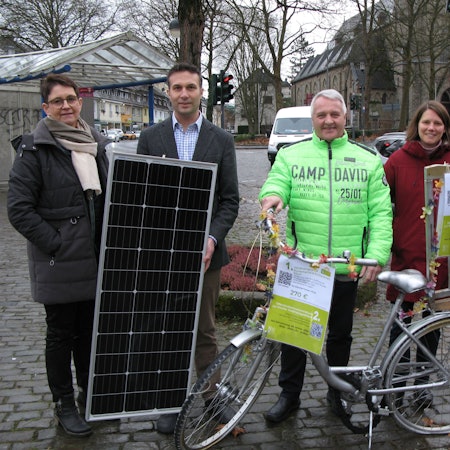 Beigeordnete Iris Prinz-Klein, Thorsten Schmidt von der Energieagentur Rhein-Sieg, Bürgermeister Rainer Viehof, Klimamanagerin Sophia Schneider und Katja Naefe vom Zukunftsnetz Mobilität.