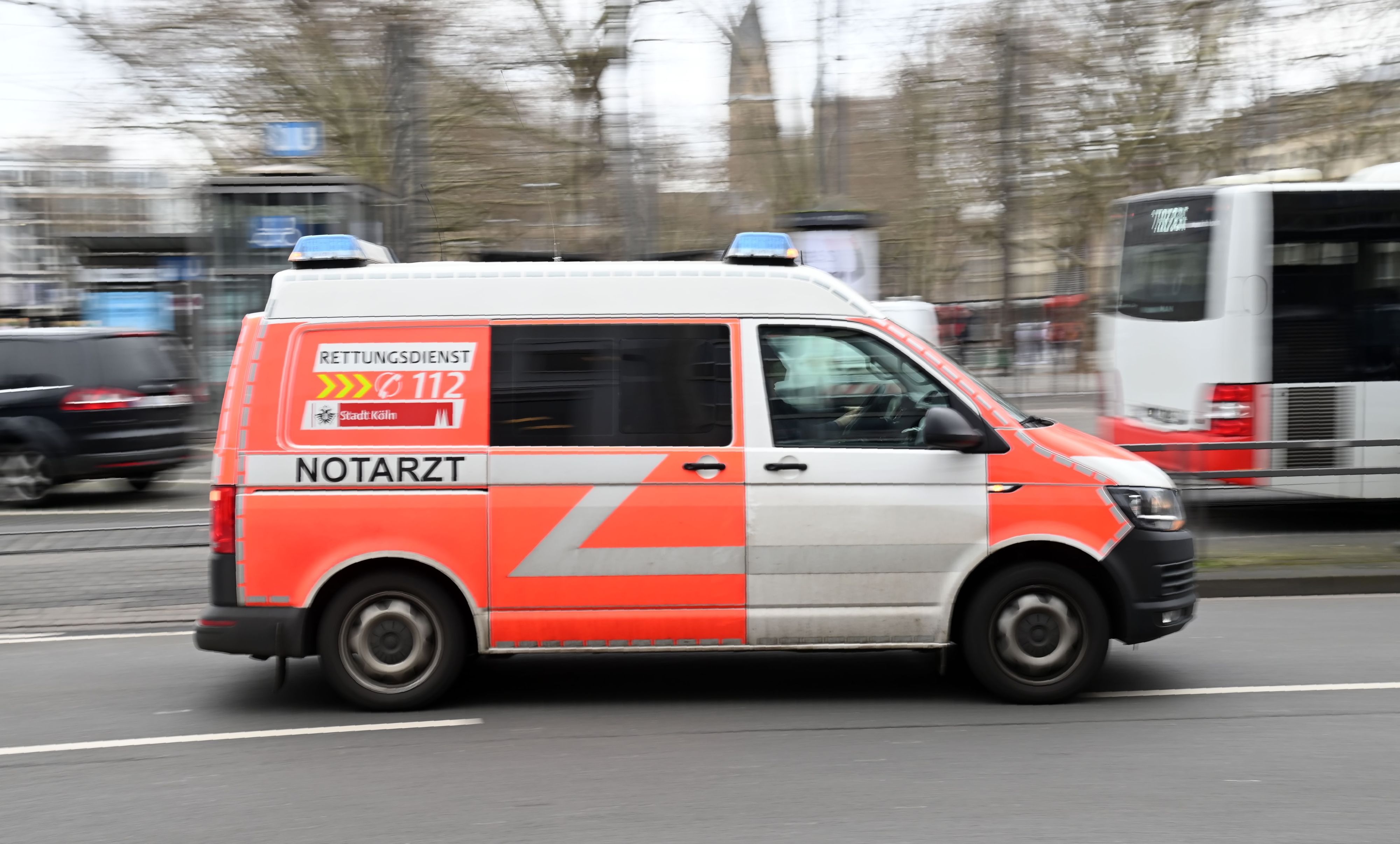 Ein Einsatzfahrzeug des Notarzt- und Rettungsdiensts fährt auf einer Straße. (Symbolbild)