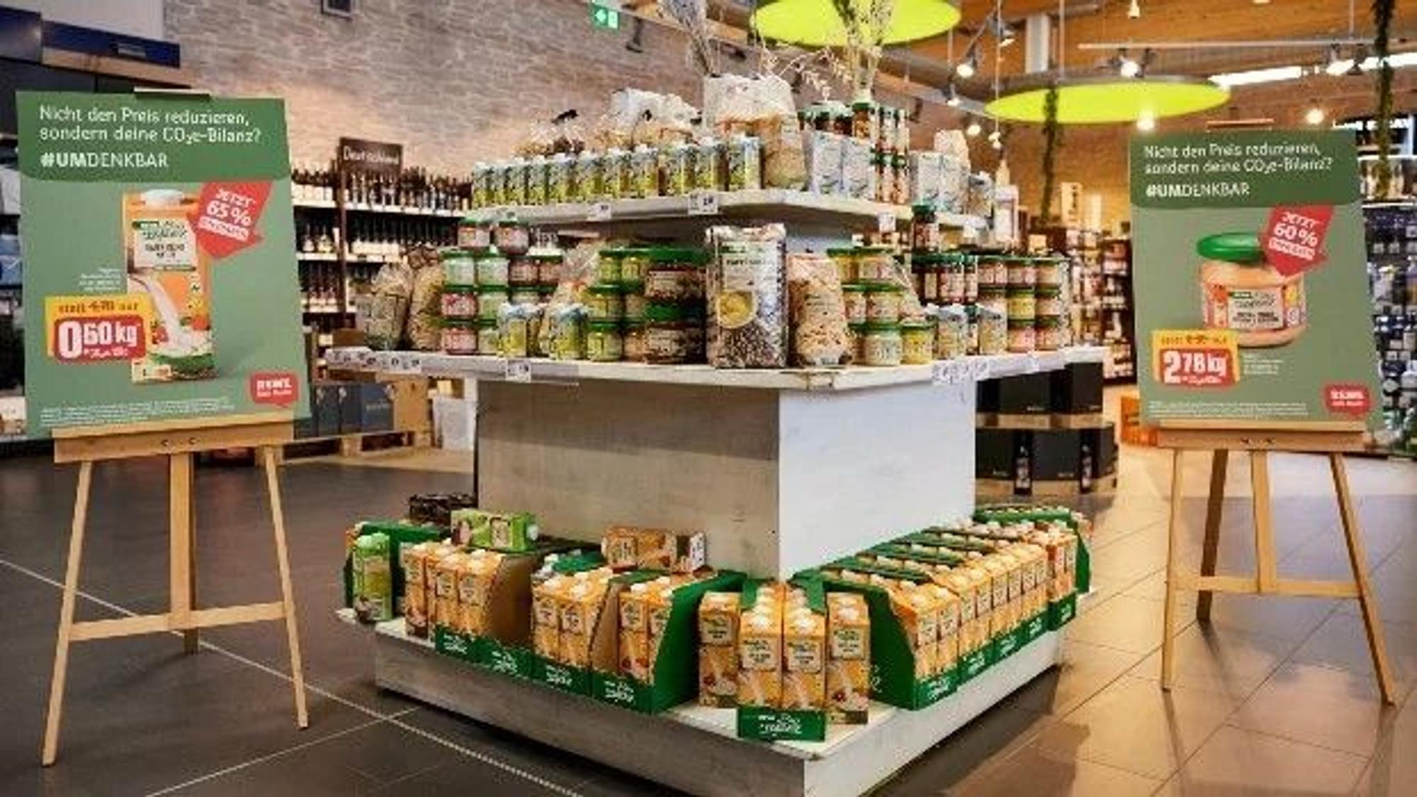 Rewe weist auf seinen Preisschildern im Veganuary 2023 Co2-Preise neben den normalen Preisen aus.