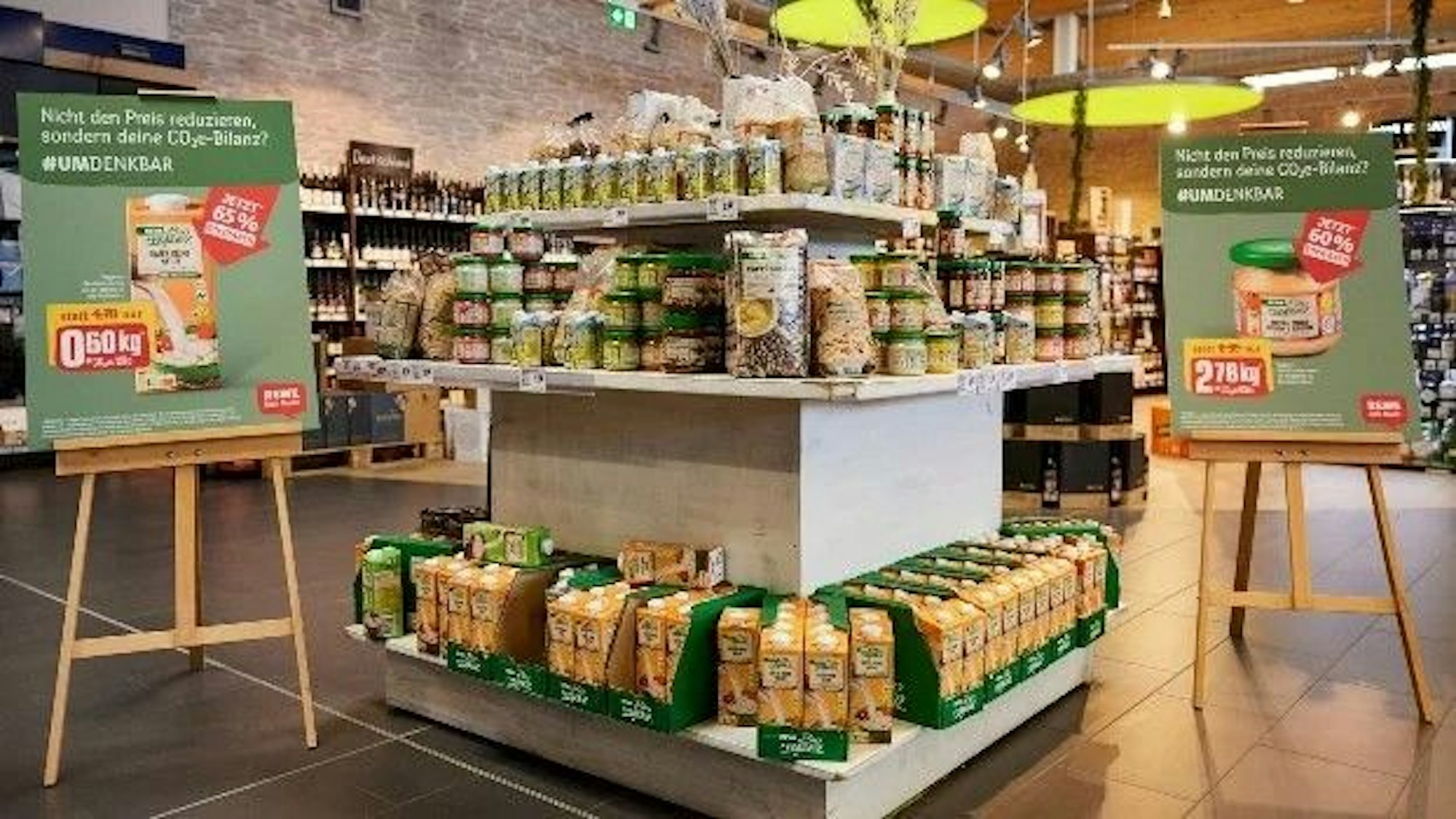 Rewe weist auf seinen Preisschildern im Veganuary 2023 Co2-Preise neben den normalen Preisen aus.