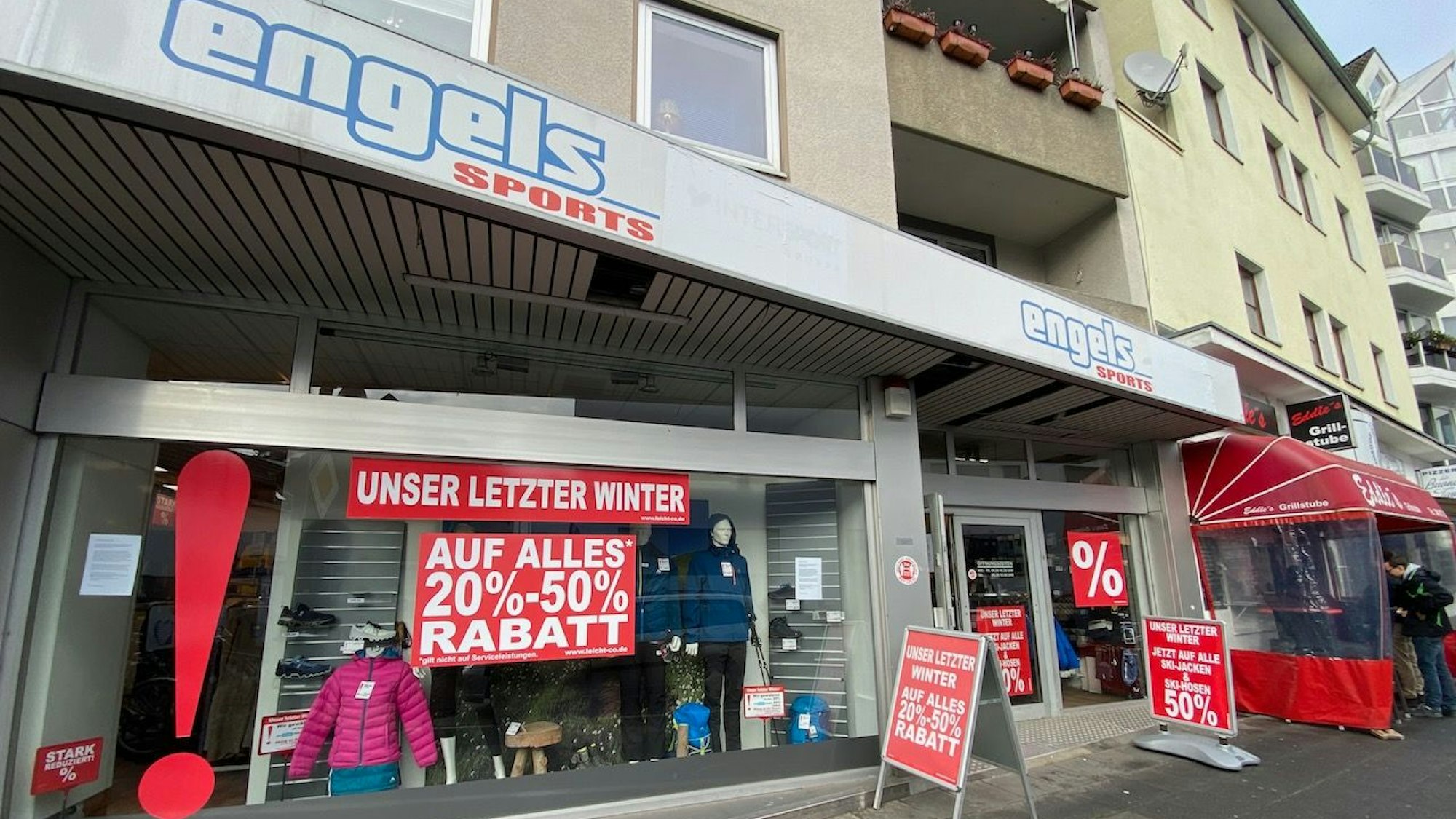 Sport Engels von außen mit vielen Ausverkauf-Schildern.