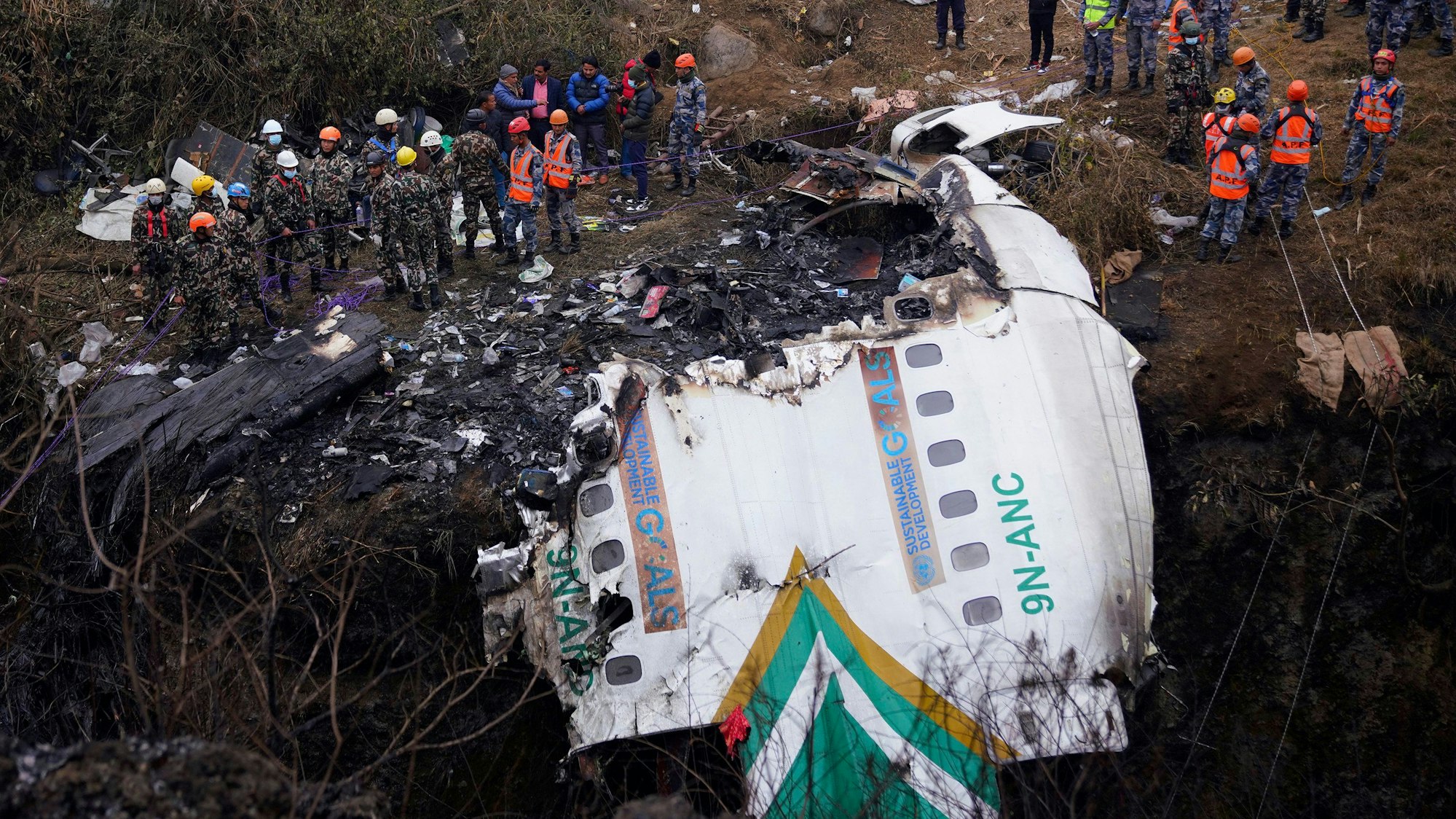 Trümmerteile liegen an der Absturzstelle in Pokhara. Nach dem Absturz der Yeti-Airlines-Maschine am Sonntag gibt es kaum noch Hoffnung, Überlebende zu finden.