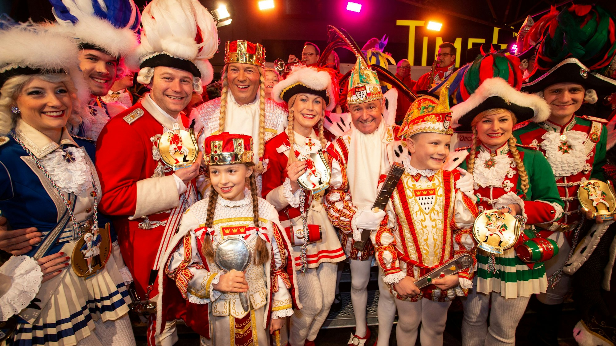DIe Tanzpaare der Roten Funken, der Altstädter und der Blauen Funken beim Sternmarsch auf dem Alter Markt.
