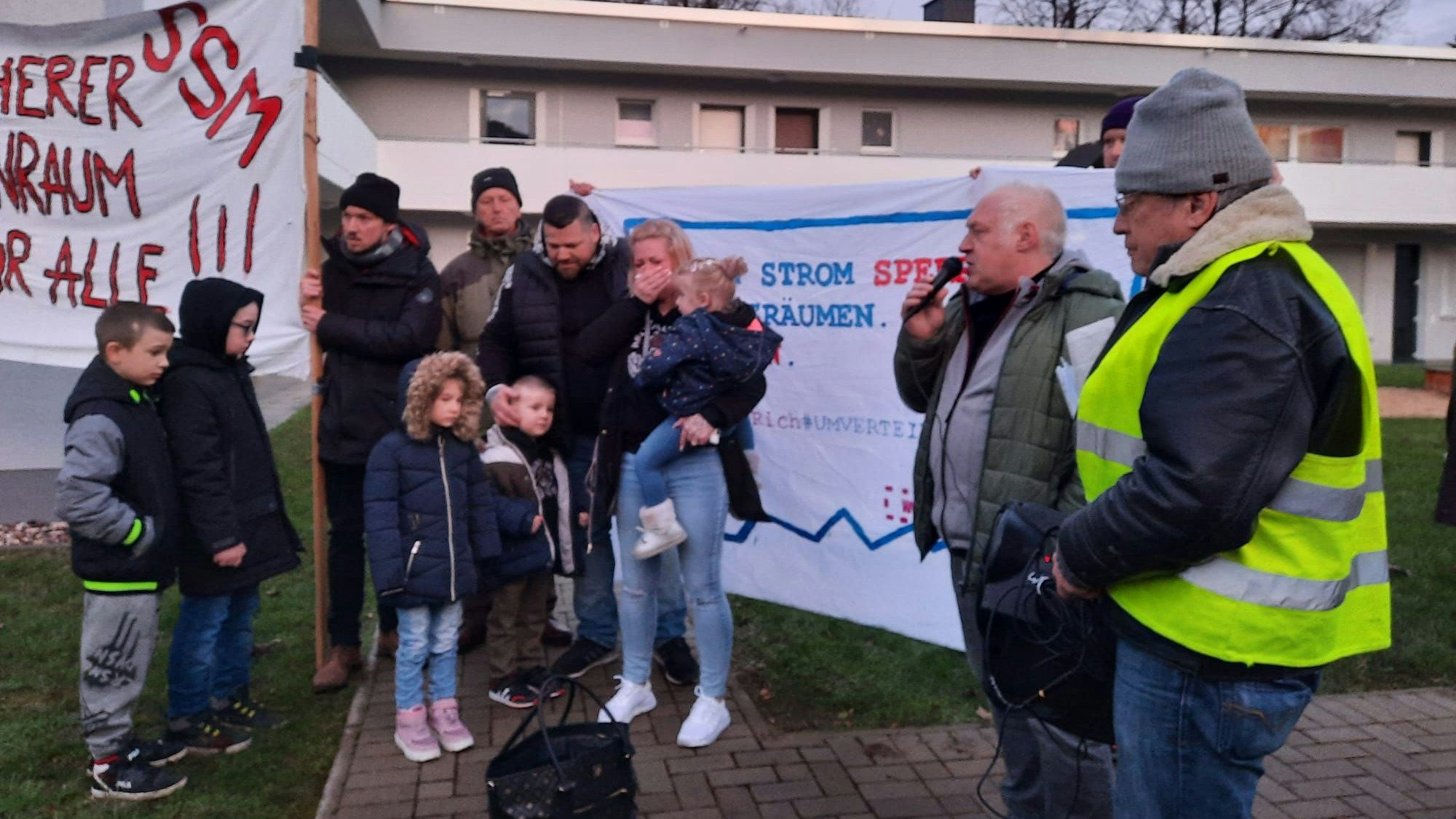 Vor der Räumung der Wohnung der Familie Winand fand eine Demo statt.