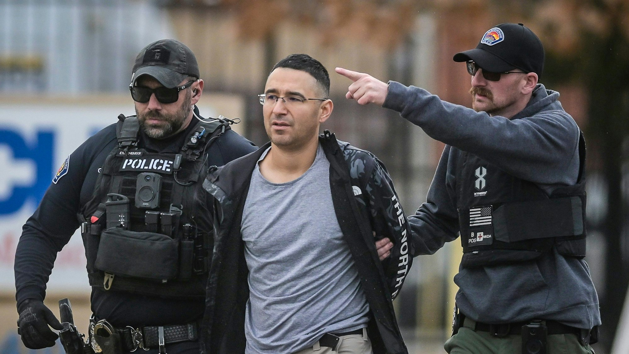 Republikaner Solomon Peña wird von Polizisten verhaftet. Er soll einen Anschlag auf mehrere US-Demokraten in Auftrag gegeben haben.