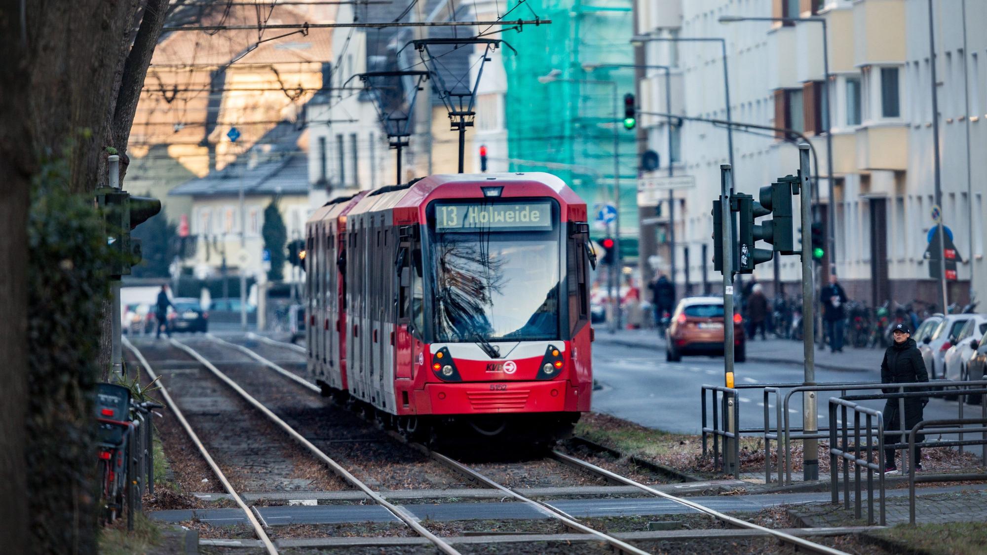 Eine Stadtbahn der Kölner Verkehrsbetriebe ist auf den Gleisen der KVB-Stadtbahnlinie 13 mit Fahrziel Holweide unterwegs.