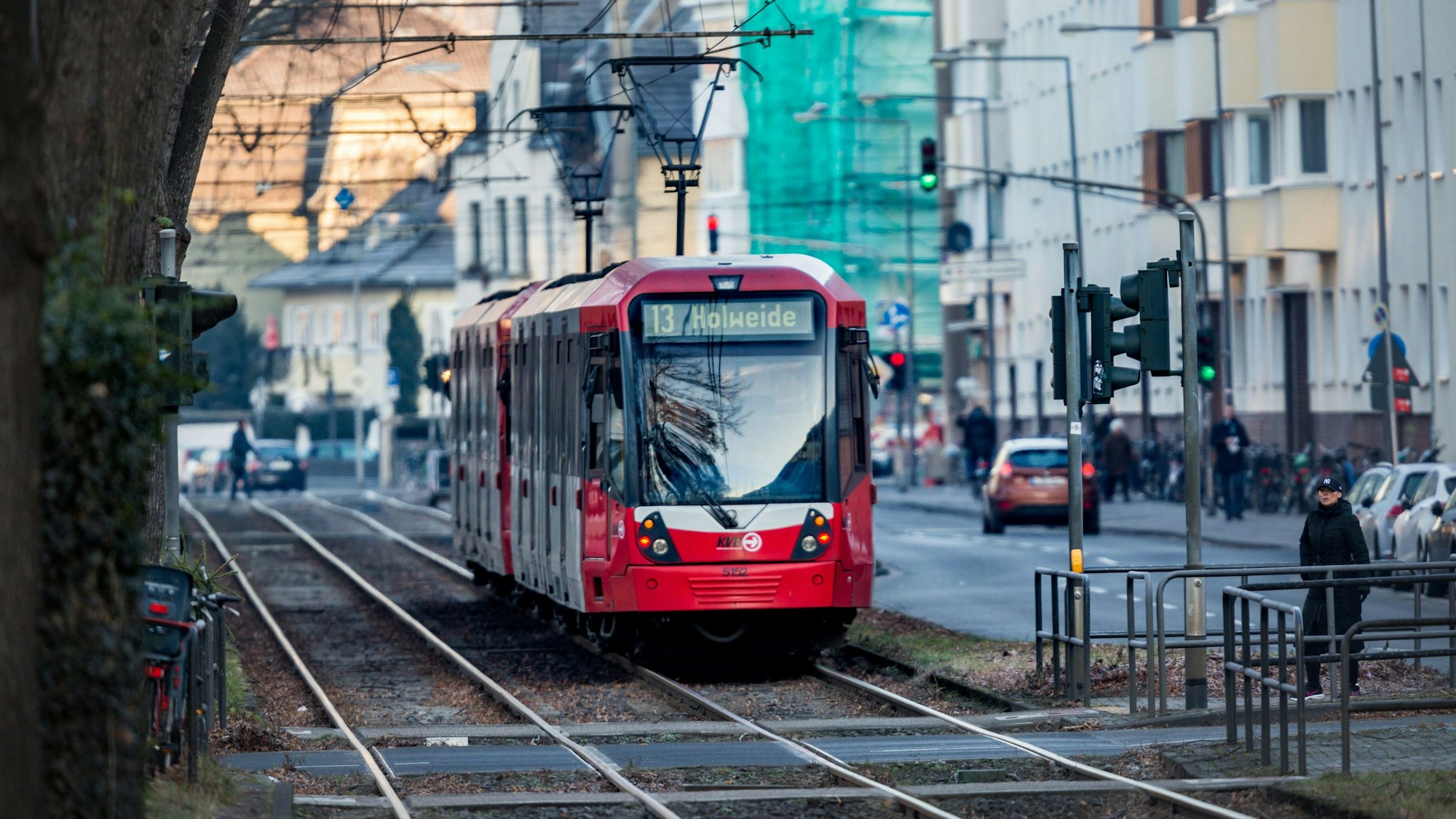 COLOGNE, GERMANY - JANUARY 18: Eine Stadtbahn der Kölner Verkehrsbetriebe ist am Mittwochmorgen (18.01.2017) auf dem Sülzgürtel in Köln auf den Gleisen der KVB-Stadtbahnlinie 13 mit Fahrziel Holweide unterwegs. Die Temperaturen liegen an diesem sehr kalten Wintermorgen im Minusbereich.(Photo by Matthias Heinekamp) K e y s: Winter, Verkehr, Nahverkehr, Infrastruktur - Gleise, Mobilität, Koeln, Suelzguertel, Koelner Verkehrsbetriebe, Kölner Verkehrsbetriebe, KVB, Straßenbahn, Strasssenbahn