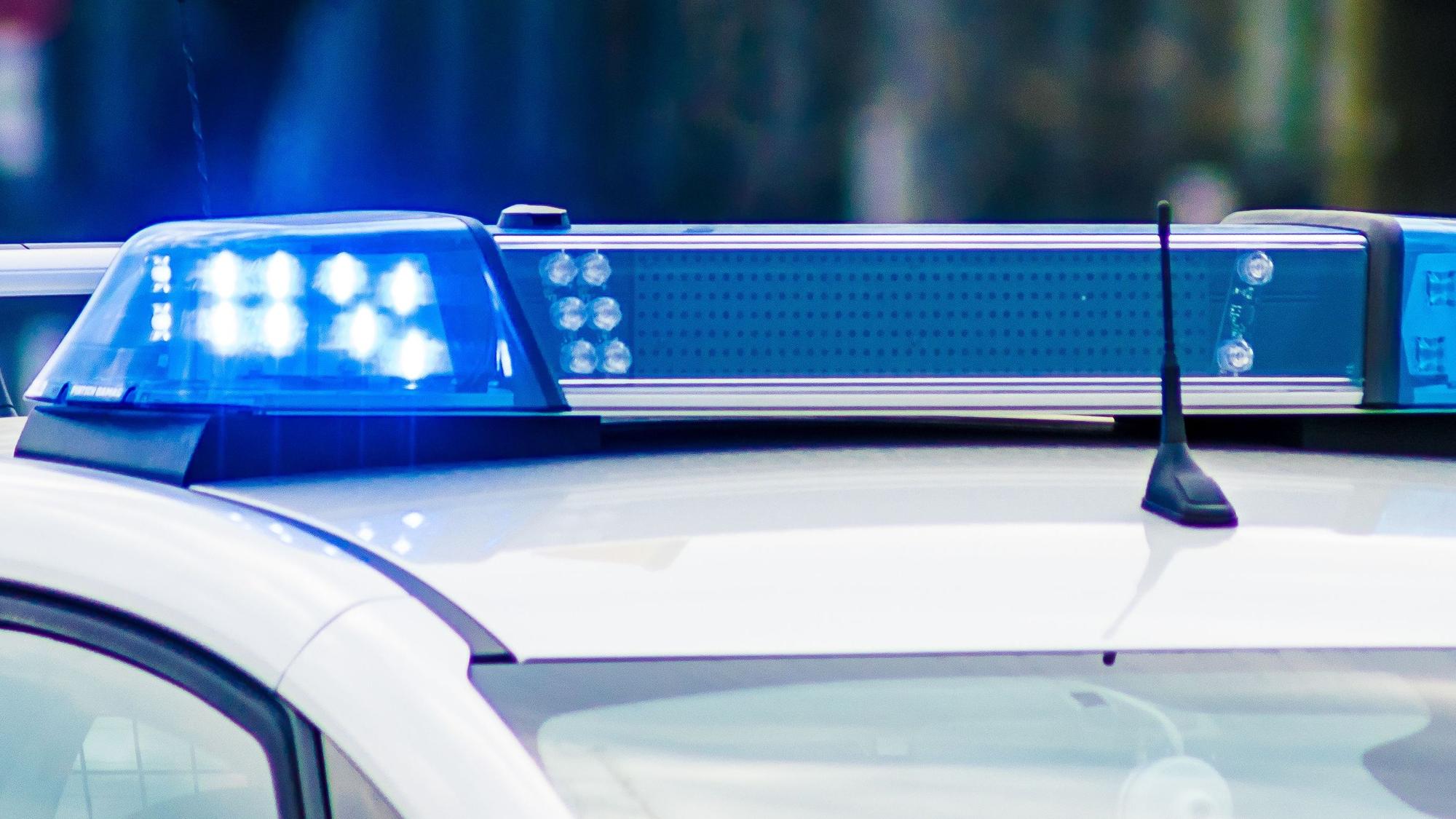 Eingeschaltetes Blaulicht auf einem Polizeiwagen.