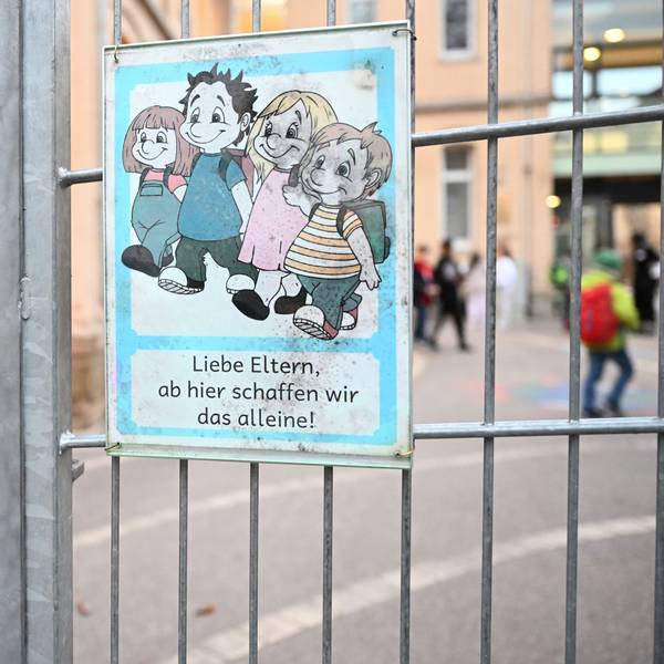Schulkinder gehen zu Fuß zu einer Grundschule.