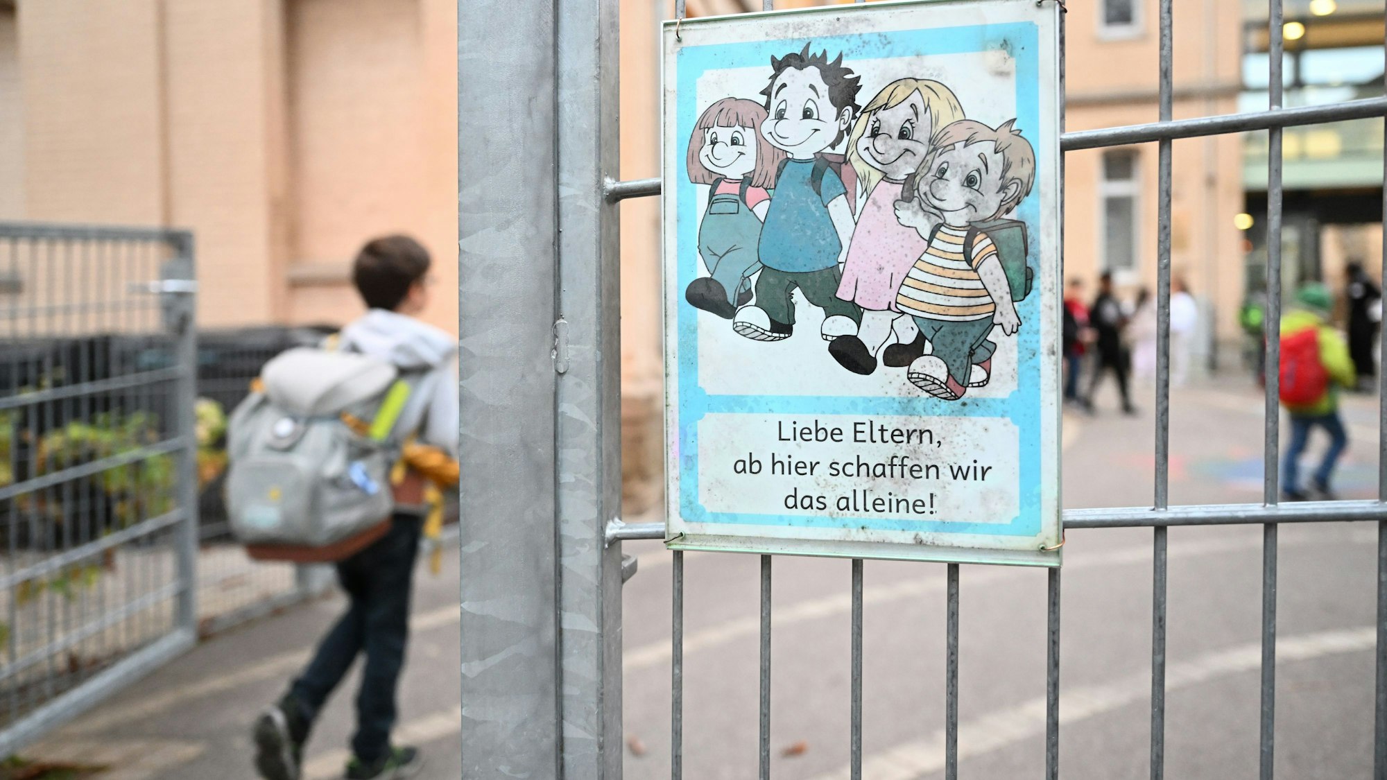 Schulkinder gehen zu Fuß zu einer Grundschule.