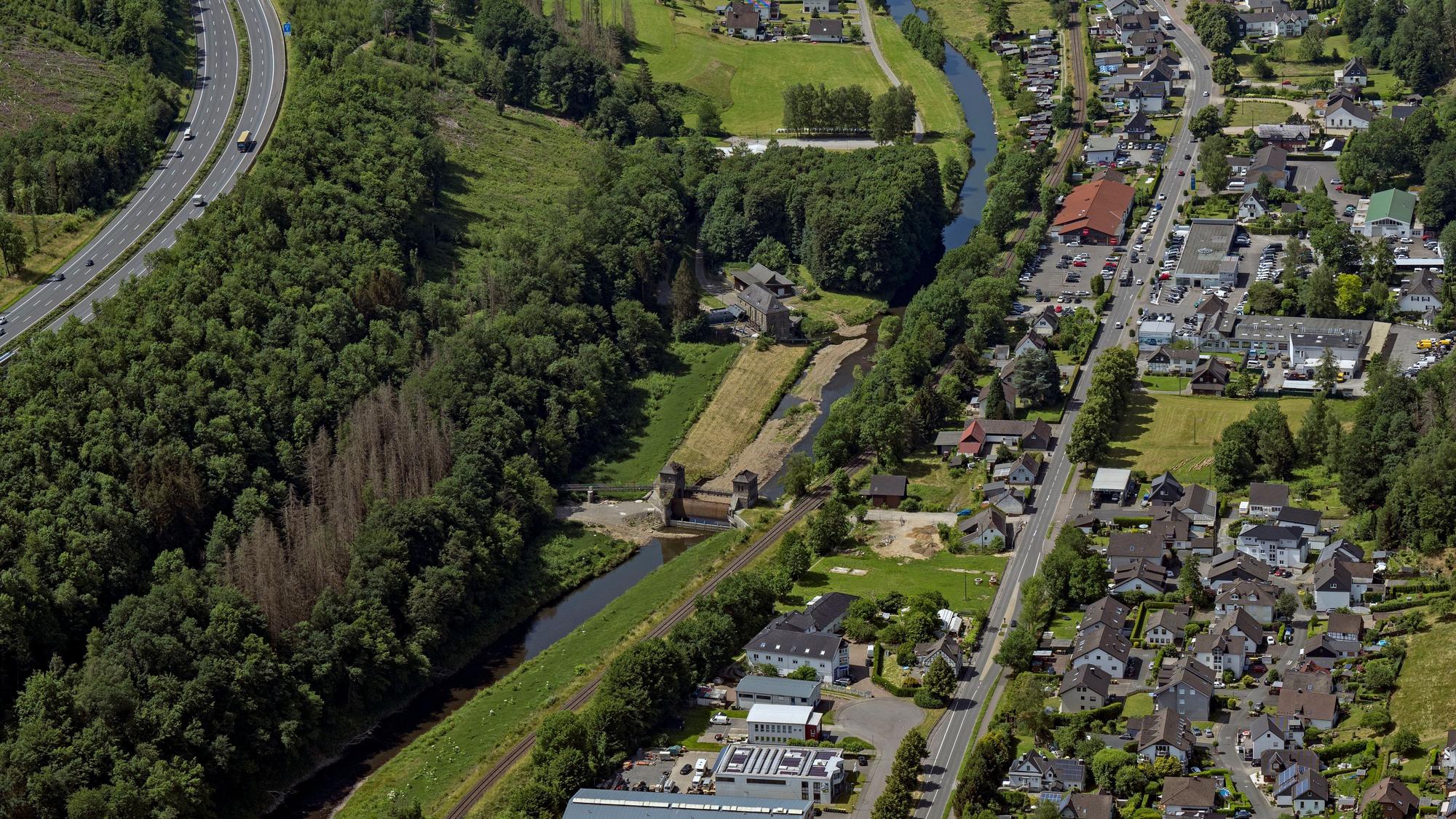 Zu sehen ist der Fluss Agger an einem sommerlichen Tag aus der Vogelperspektive.