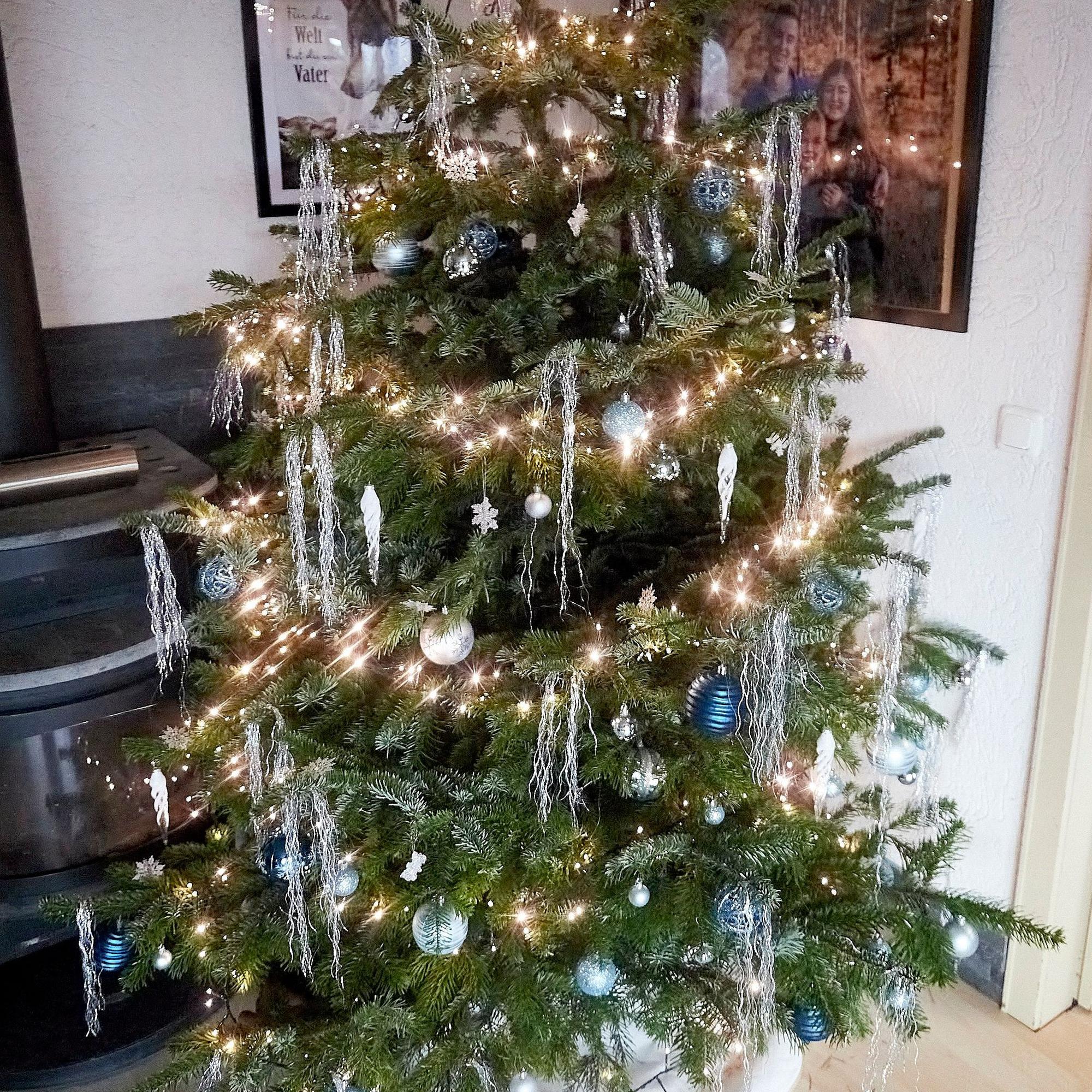 Ein Weihnachtsbaum in Silber und Blau geschmückter Weihnachtsbaum.