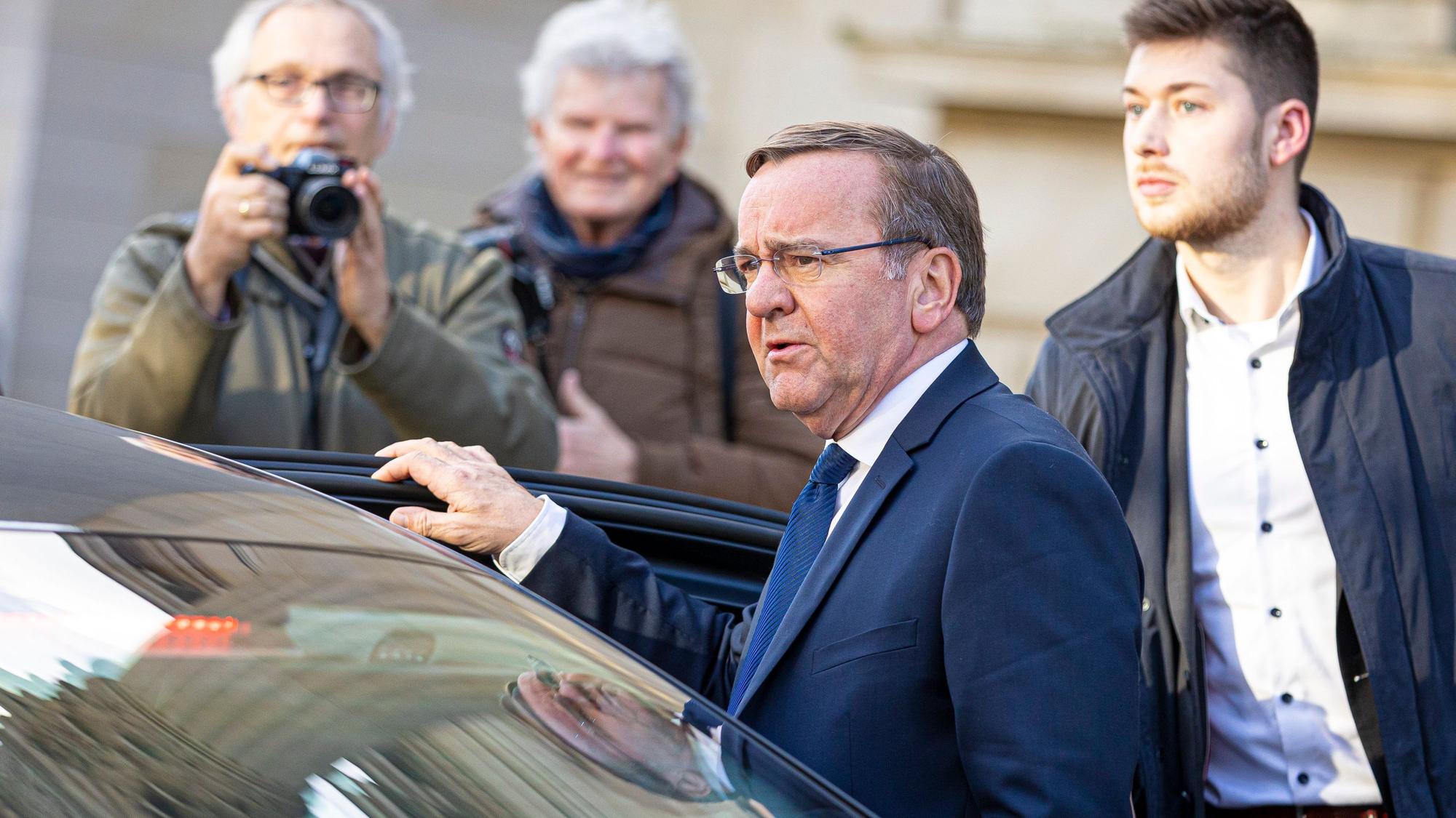 Niedersachsen, Hannover: Boris Pistorius (SPD, M), Innenminister von Niedersachsen und künftiger Bundesverteidigungsminister, steigt nach einem Statement im niedersächsischen Landtag in seinen Dienstwagen.