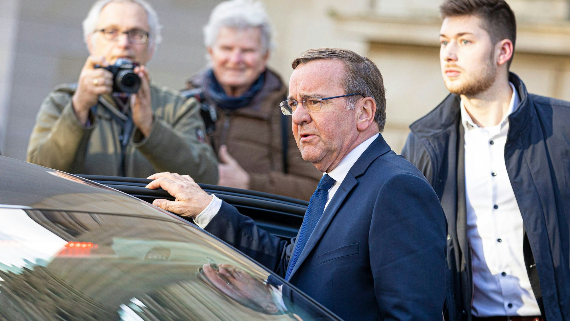 Niedersachsen, Hannover: Boris Pistorius (SPD, M), Innenminister von Niedersachsen und künftiger Bundesverteidigungsminister, steigt nach einem Statement im niedersächsischen Landtag in seinen Dienstwagen.