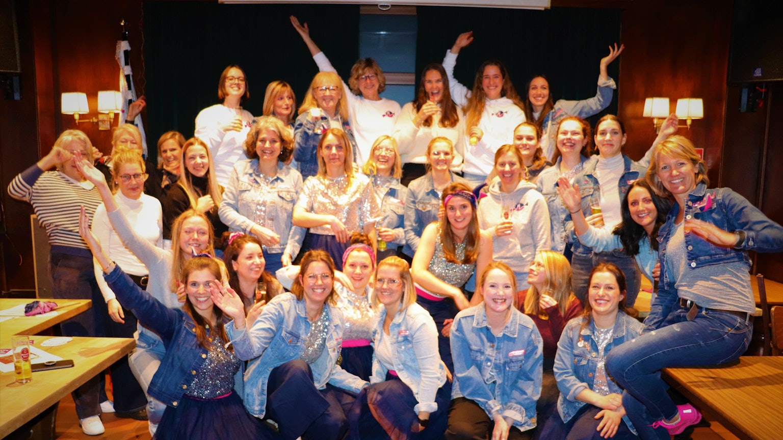 Kölschen Kamellcher auf einem Gruppenbild.