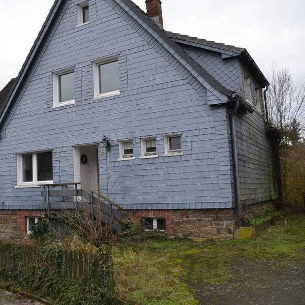 Das Geisterhaus von Steimelhagen, Morsbach. Hier hat die verschwundene Anett Carolin Kaiser aus Solingen offenbar nie gewohnt. Die Frau gilt als verschwunden.