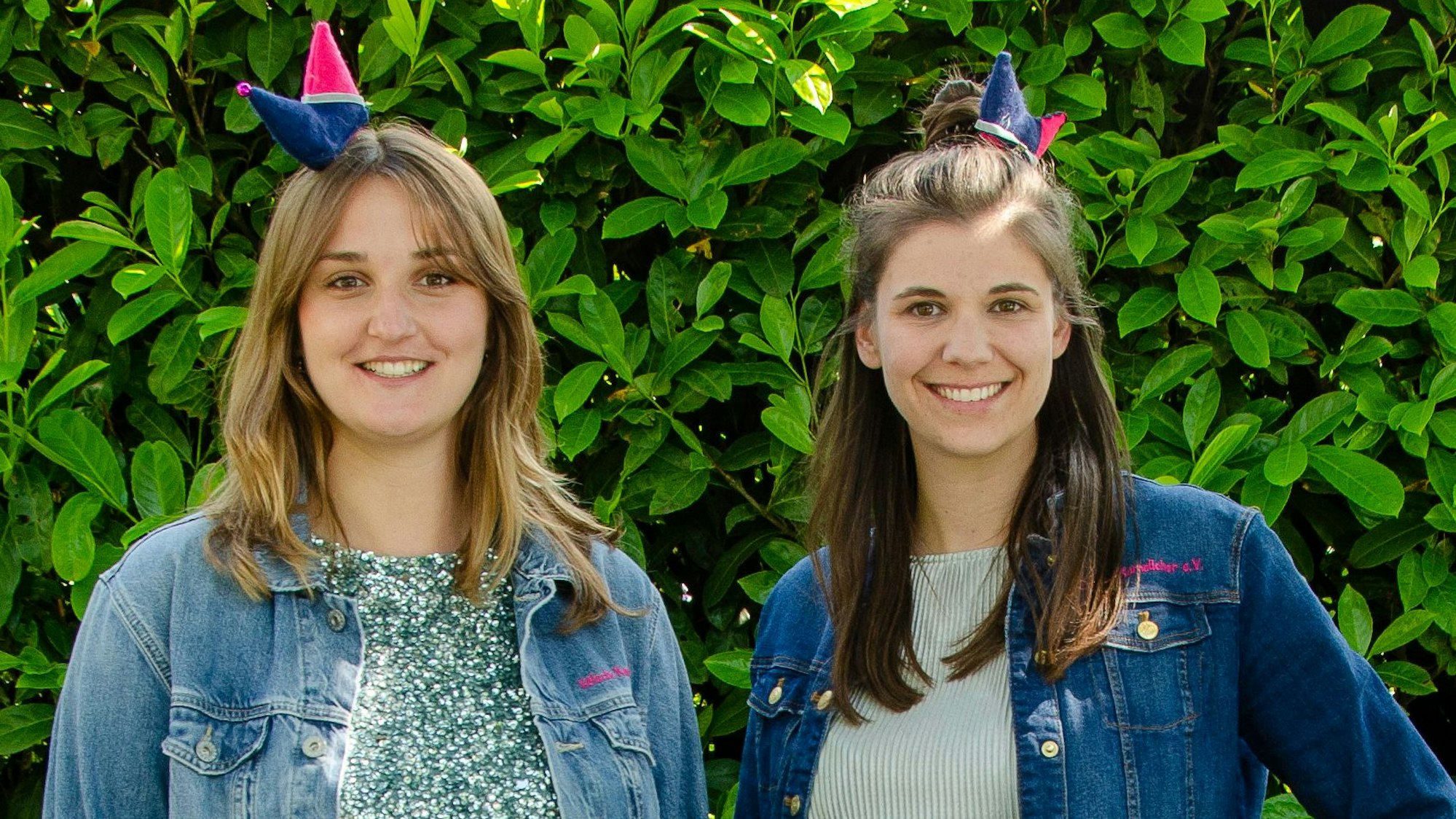 Präsidentimmen Theresa Pfeil und Franka Hüsch lächeln in die Kamera.