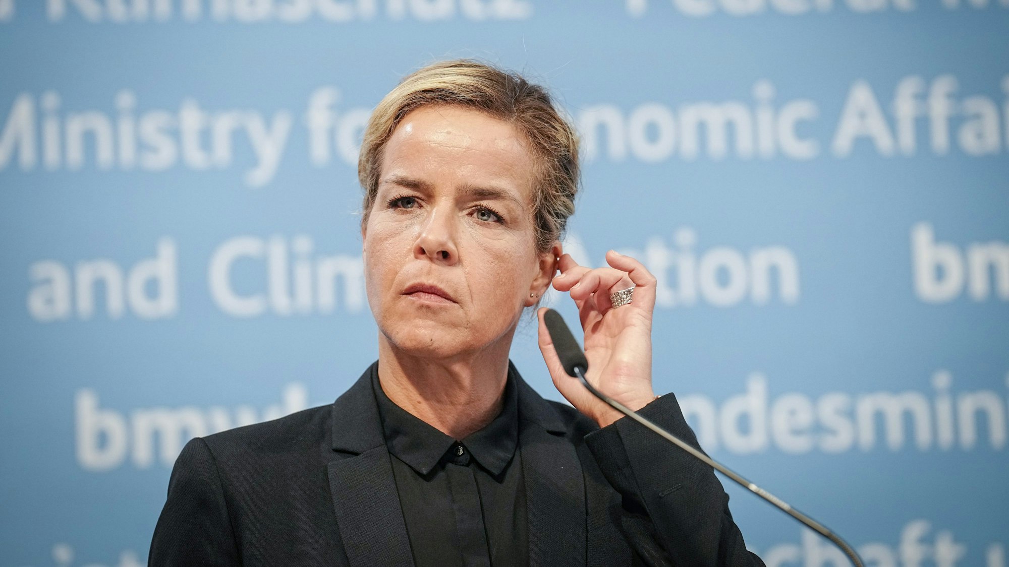 Mona Neubaur, Ministerin für Wirtschaft, Industrie, Klimaschutz und Energie des Landes Nordrhein-Westfalen, gibt eine Pressekonferenz.