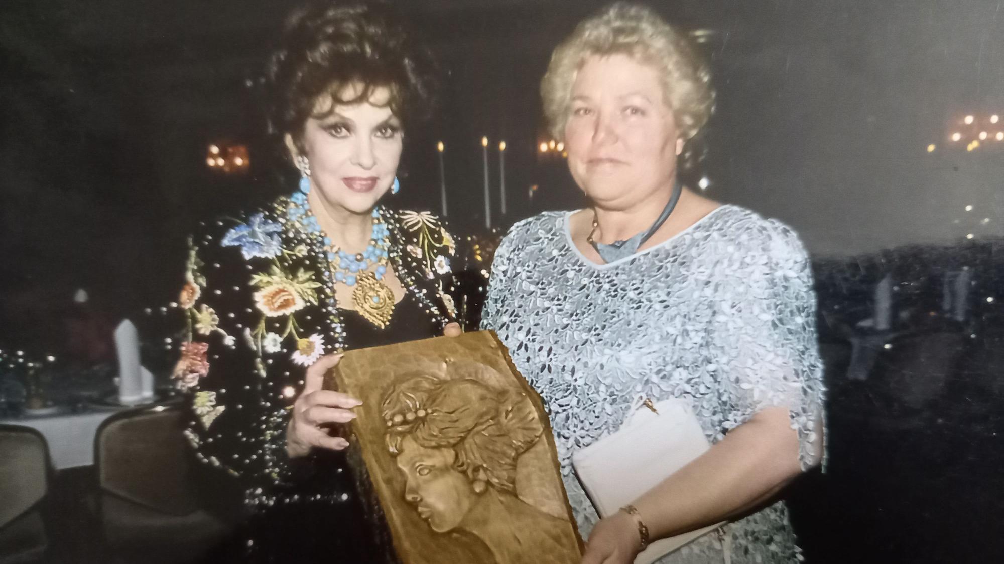 Helga Schlösser hat dieses Relief für den Filmstar geschnitzt