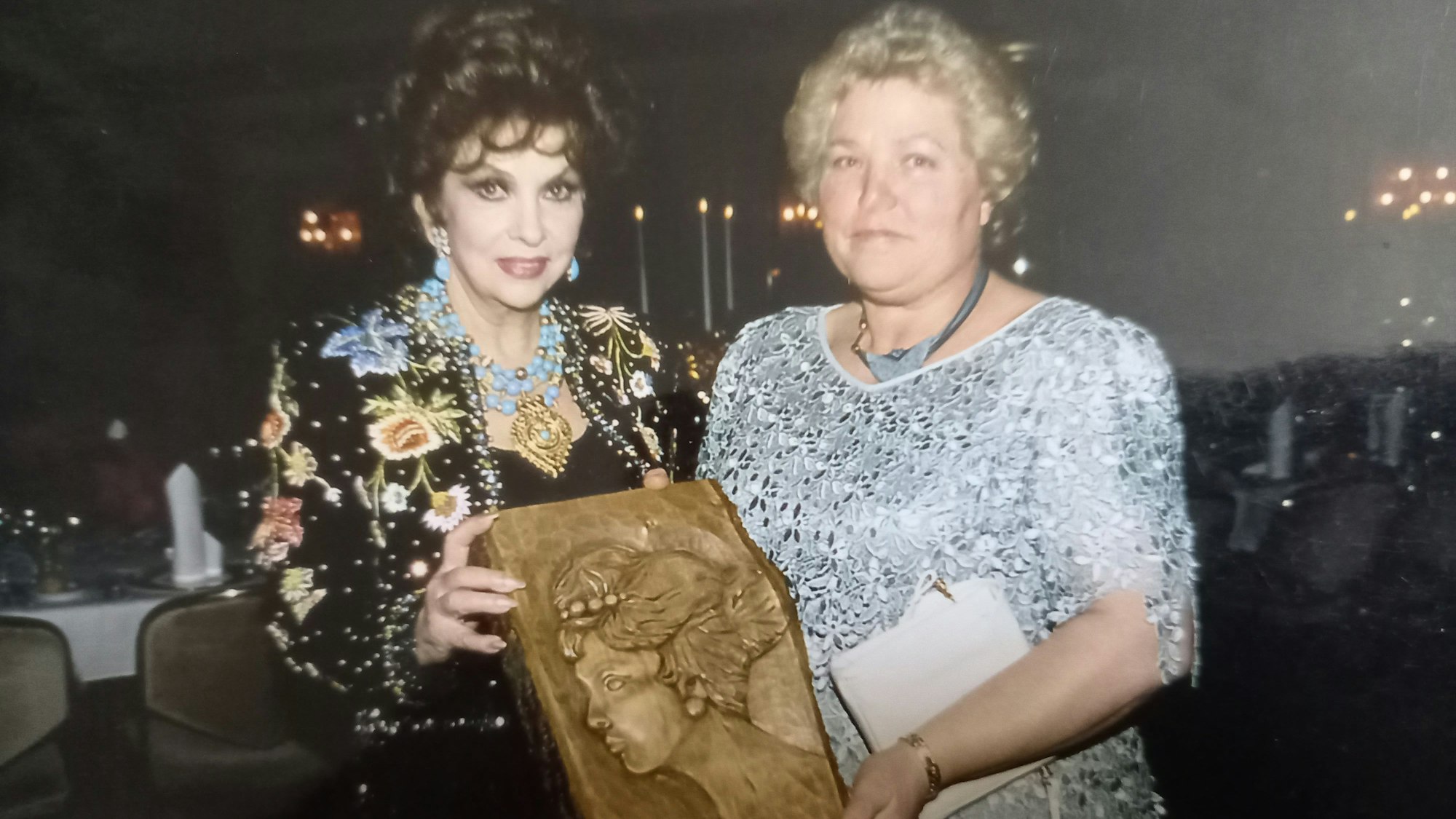 Helga Schlösser hat dieses Relief für den Filmstar geschnitzt