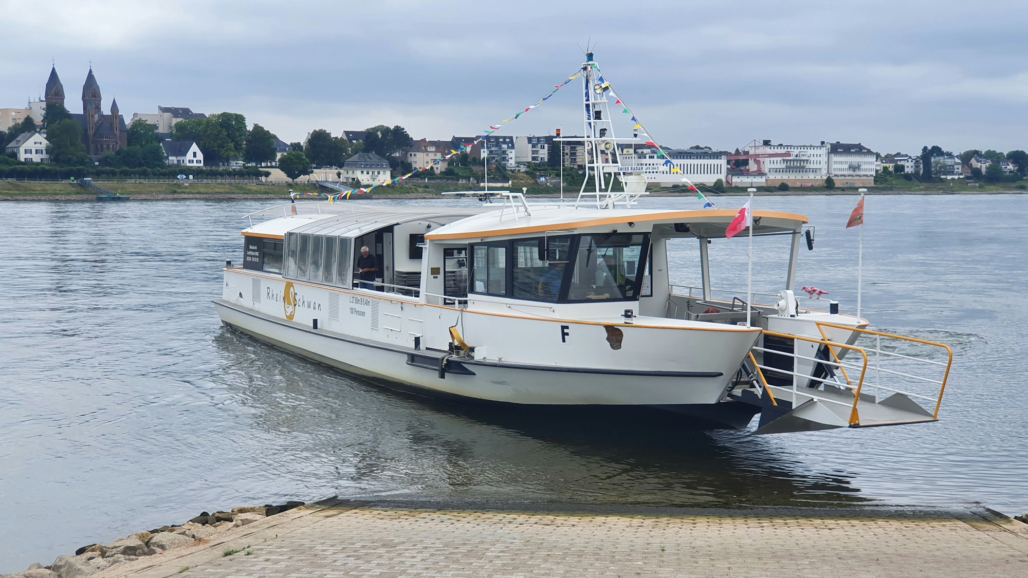 Die Personenfähre „Rheinschwan“ der Wesselinger Reederei Weisbarth verkehrt zwischen Niederkassel-Lülsdorf und Wesseling.