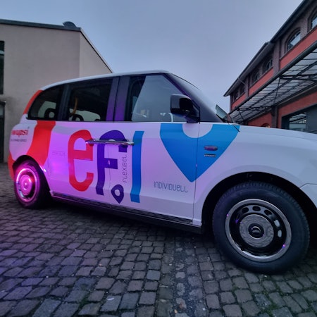 Das weiße London-Taxi mit der Aufschrift „Efi“.