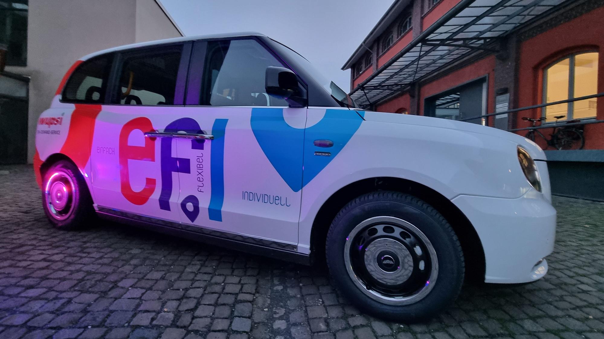 Das weiße London-Taxi mit der Aufschrift „Efi“.
