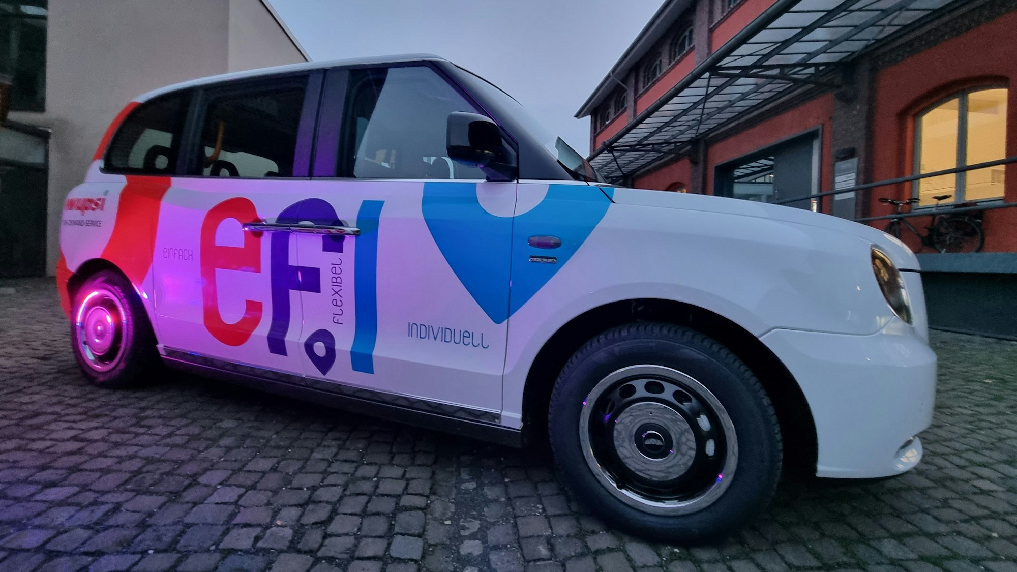 Das weiße London-Taxi mit der Aufschrift „Efi“.