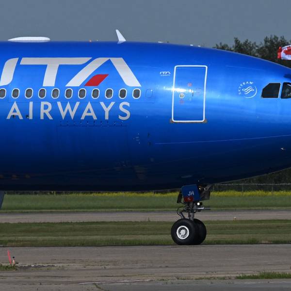Eine Maschine der Ita Airways steht auf einem Rollfeld