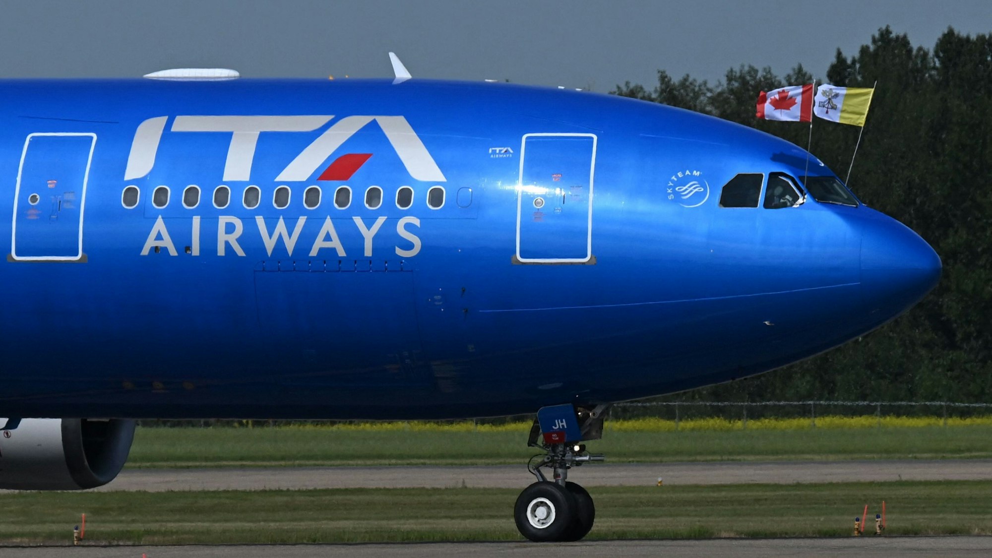 Eine blaue Maschine der Ita steht auf einem Rollfeld.