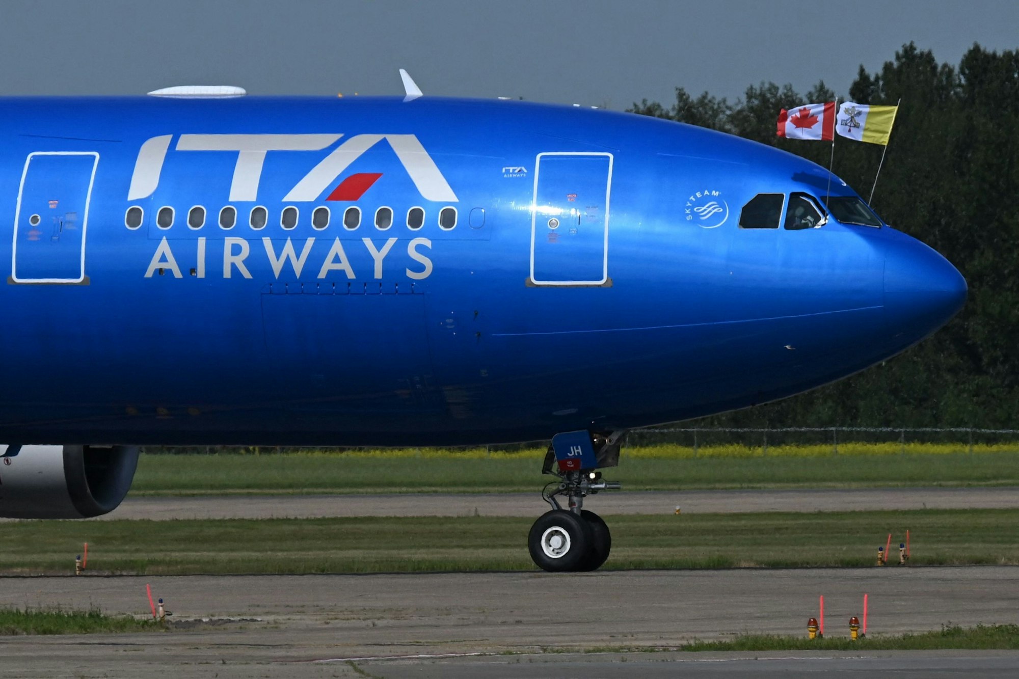 Eine Maschine der Ita Airways steht auf einem Rollfeld