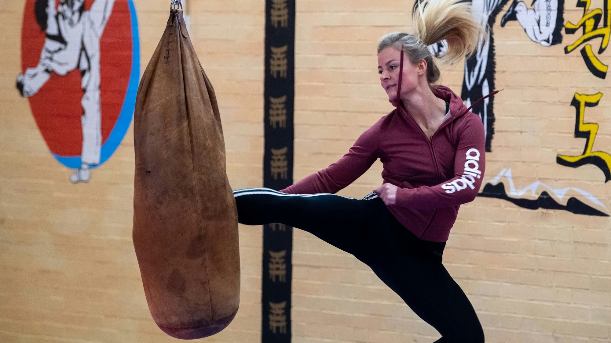 Jessica Rau muss nach einer Corona-Erkrankung ihre Taekwondo-Karriere beenden. Hier tritt sie gegen einen Sandsack.