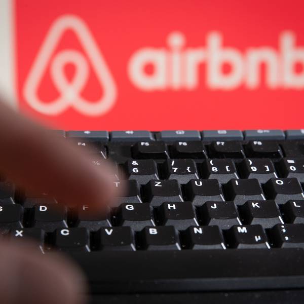 „airbnb“ ist hinter einer Computertastatur zu lesen.